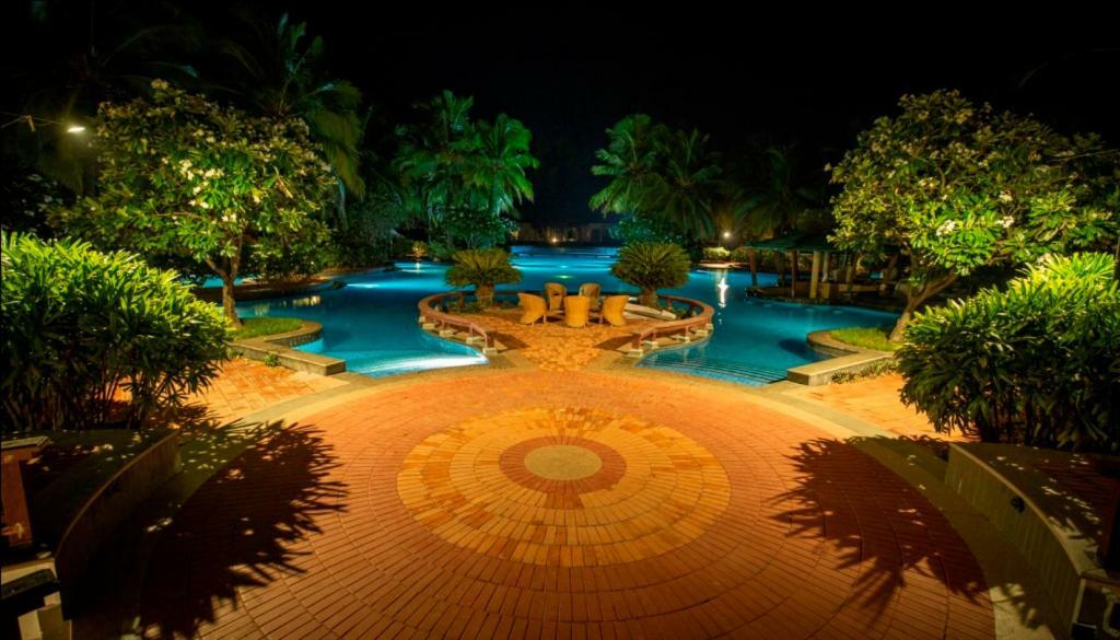 Ocean Spray Hotel Kālapettai Exterior foto