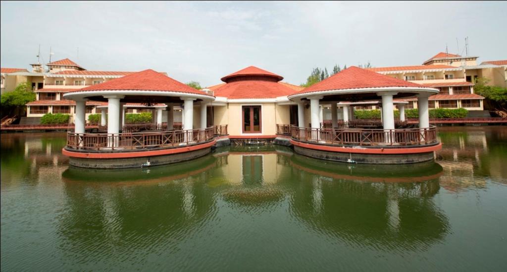 Ocean Spray Hotel Kālapettai Exterior foto